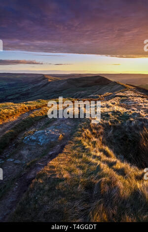 Sunrise de Rushup Edge à l'égard Mam Tor, Edale et la grande crête, parc national de Peak District, Derbyshire, Angleterre Banque D'Images