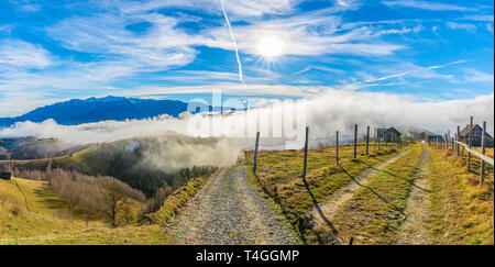 Paysage rural avec du brouillard en Sirnea, Fundata village, Transylvanie monument, Roumanie Banque D'Images