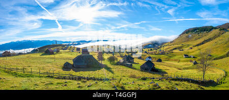 Paysage rural avec du brouillard en Sirnea, Fundata village, Transylvanie monument, Roumanie Banque D'Images