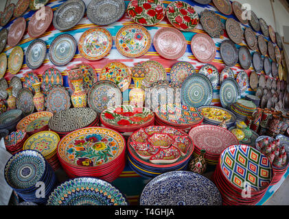 Pots et plaques sur un marché de rue dans la ville de Boukhara, Ouzbékistan Banque D'Images