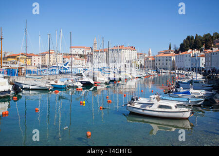 Les petits bateaux amarrés dans la région côtière de Piran Banque D'Images