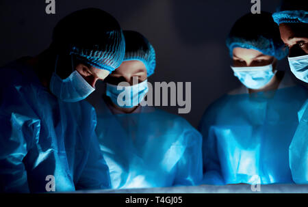 Équipe de professionnels surgeons performing surgery in hospital Banque D'Images