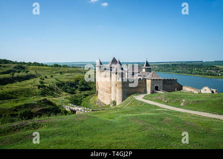 La pierre ancienne forteresse sur les bords de la rivière Banque D'Images