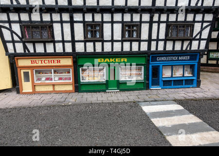 Les enseignes amusantes (boucher, boulanger, candlestick maker) dans le Bekonscot Model Village, Beaconsfield, Buckinghamshire, UK Banque D'Images