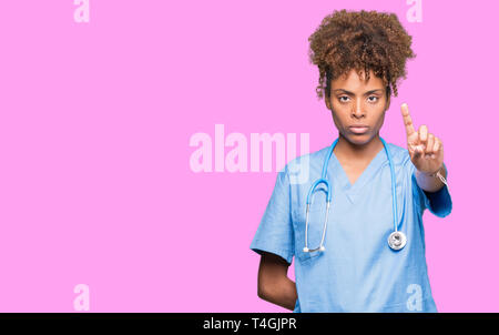 Jeune femme médecin afro-américain sur fond isolé avec le doigt pointant vers le haut et l'expression de colère Banque D'Images