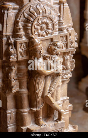 Figures de pierre sculptés dans Chandraprabhu Jain temple jaisalmer, Rajasthan, India Banque D'Images