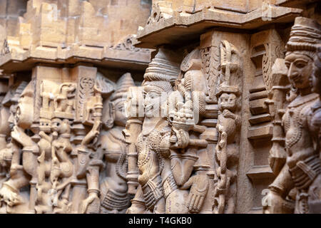 Figures de pierre sculptés dans Chandraprabhu Jain temple jaisalmer, Rajasthan, India Banque D'Images