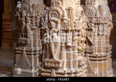 Figures de pierre sculptés dans Chandraprabhu Jain temple jaisalmer, Rajasthan, India Banque D'Images