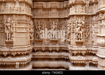 Figures de pierre sculptés dans Chandraprabhu Jain temple jaisalmer, Rajasthan, India Banque D'Images