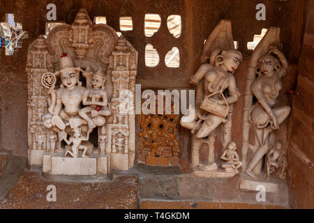 Figures de pierre sculptés dans Chandraprabhu Jain temple jaisalmer, Rajasthan, India Banque D'Images