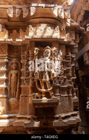 Figures de pierre sculptés dans Chandraprabhu Jain temple jaisalmer, Rajasthan, India Banque D'Images