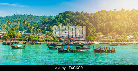 Tonsai Beach bay avec parking bateaux longtail traditionnels dans l'île de Phi Phi, Krabi, mer Andaman, Thaïlande Banque D'Images