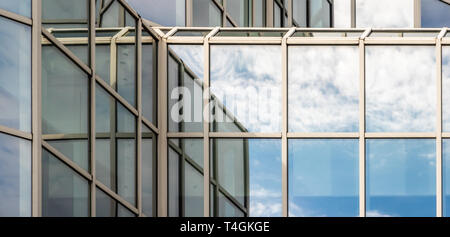 Braunschweig, Allemagne, le 24 mars 2019. : Section de la façade en verre réfléchissant avec windows d'un magasin de meubles, résumé et cubistic, moderne Banque D'Images