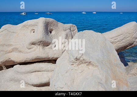 Grand visage sculpté dans la roche sur une jetée Banque D'Images