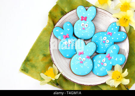 Lapin de Pâques sugar cookies, biscuits en forme d'adorable animal comme un mignon petit lapin bleu sur fond blanc Banque D'Images