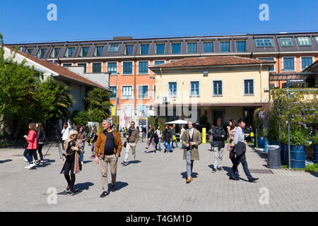 Milan, Italie - le 9 avril 2019. Visiteurs à l'Opificio 31 dans quartier Tortona au cours de Milan Design Week 2019, le Fuorisalone. Curieux et professionnels Banque D'Images