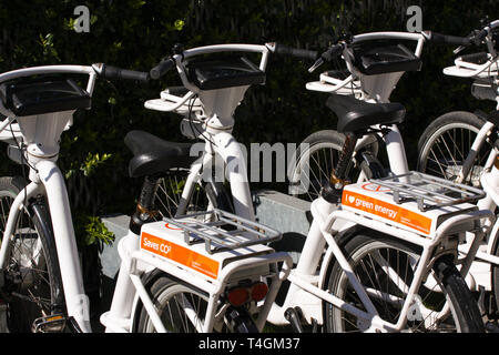 Rangée de vélos de ville à louer avec des autocollants disant économiser le CO2 et l'énergie verte. Copenhague, Danemark - 15 avril, 2019. Banque D'Images