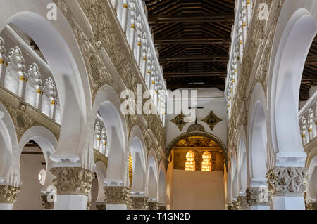 Tolède, Espagne - MARS 23,2019 : Blanc arches à l'ancienne synagogue de Santa Maria la Blanca (Synagogue) dans le centre historique de Tolède, Espagne Banque D'Images