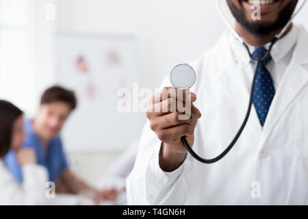 Doctor with stethoscope, le personnel médical travaillant sur l'arrière-plan Banque D'Images