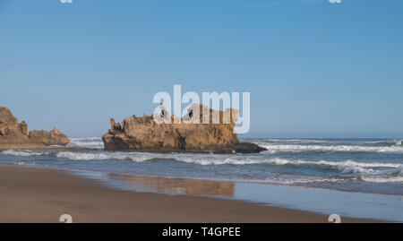 Rock sur la plage de sable de Brenton on Sea, photographié au coucher du soleil. Knysna, Afrique du Sud. Banque D'Images