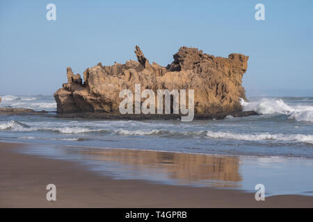 Rock sur la plage de sable de Brenton on Sea, photographié au coucher du soleil. Knysna, Afrique du Sud. Banque D'Images