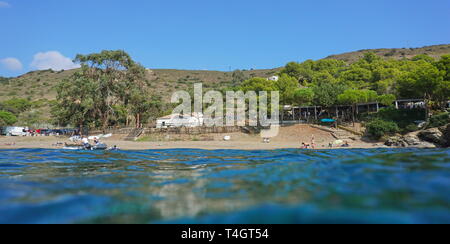 Espagne Costa Brava avec plage paisible, Cala la Pelosa, vu à partir de la surface de l'eau, mer Méditerranée, province de Gérone, en Catalogne, de l'Alt Emporda Banque D'Images