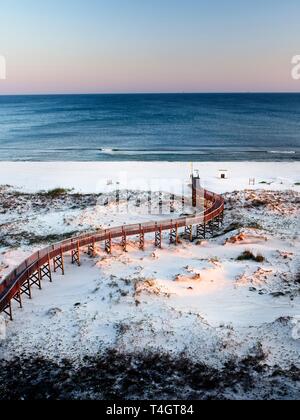 Gulf Shores AL USA - Mai 6, 2018 - Vue de la plage avec passerelle en bois, de la plage et des eaux du Golfe 1 Banque D'Images