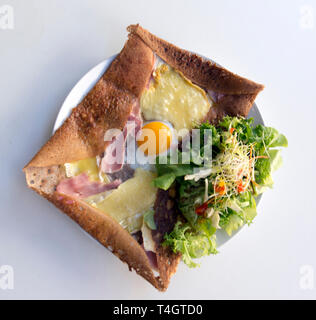Une délicieuse galette avec des œufs, du jambon et de la salade Banque D'Images