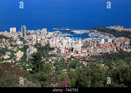Monaco, Port Hercule , La Condamine, Monte Carlo, Le Rocher (The Rock), la Côte d'Azur, Méditerranée, Europe Banque D'Images