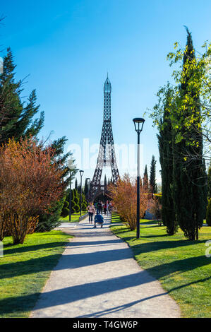 Madrid, Espagne - 15 Avril 2019 : Reproduction de la Tour Eiffel de Paris dans le parc de l'Europe de Torrejon de Ardoz. Place avec beaucoup de monuments historiques de l'IC Banque D'Images