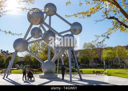 Madrid, Espagne - 15 Avril 2019 : La reproduction de l'Atomium de Belgique à l'Europe Park de Torrejon de Ardoz. Place avec beaucoup de monuments de citie Banque D'Images