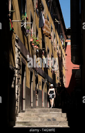 Quelques touristes autour de Porto Banque D'Images