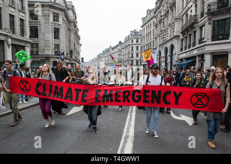 Londres, Royaume-Uni. 16 avril 2019. Le changement climatique des militants d'extinction jusqu'mars rébellion Regent Street vers Oxford Circus le deuxième jour de Inte Banque D'Images