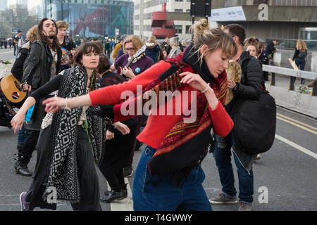 Londres, Royaume-Uni. 16 avril 2019. Le changement climatique des militants de rébellion d'extinction de la danse comme ils occupent Waterloo Bridge, le deuxième jour de l'Internationa Banque D'Images