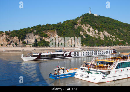 Budapest, Hongrie - le 12 août 2017 : les touristes de croisière amarré à Danube à Budapest le jour d'été. Banque D'Images