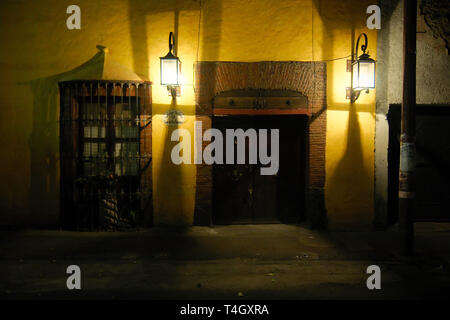 La ville de Mexico, Mexique - 2019 : une maison traditionnelle dans le quartier Coyoacan la nuit, illuminé par des lanternes. Banque D'Images