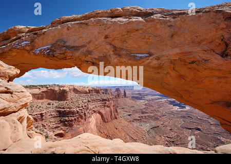 Vue panoramique par la Mesa Arch du parc Nation Canyonlands, Moab, Utah. Banque D'Images