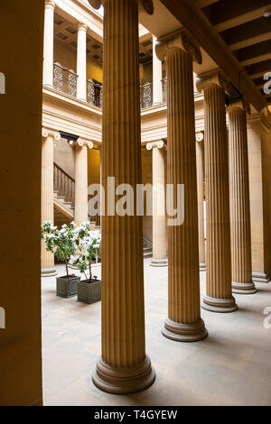 Le pilier Hall réception à Belsay Hall, un hôtel particulier du début du 19e siècle, dans le Northumberland, England, UK Banque D'Images