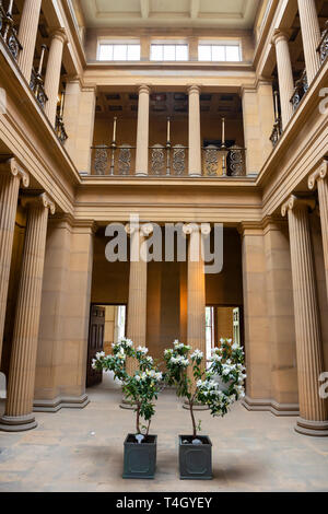 Le pilier Hall réception à Belsay Hall, un hôtel particulier du début du 19e siècle, dans le Northumberland, England, UK Banque D'Images