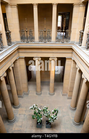 Le pilier Hall réception à Belsay Hall, un hôtel particulier du début du 19e siècle, dans le Northumberland, England, UK Banque D'Images