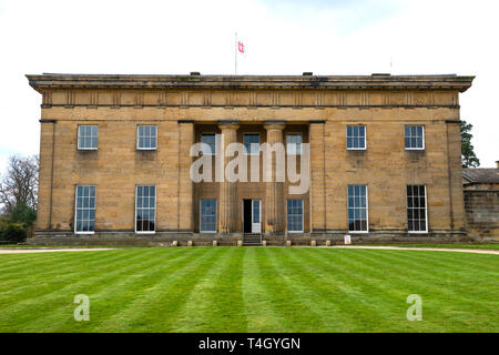 Façade est et portique d'entrée de Belsay Hall, un hôtel particulier du début du 19e siècle, dans le Northumberland, England, UK Banque D'Images