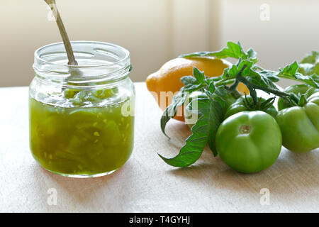Confiture de tomate verte ou chutney dans un bocal de verre avec citron ainsi, concept de mise en conserve Banque D'Images