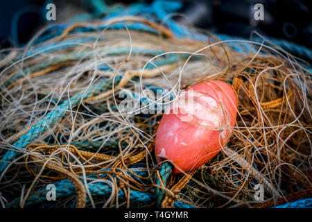 Filets de pêche colorés sur un bateau Banque D'Images