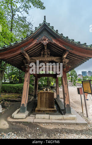 Minato-ku, Tokyo - le 11 août 2017 : Chozuya ou Temizuya ablution de l'eau (pavillon) à Temple Zojo-ji, Chinzei de Jodo-shu de la direction générale du bouddhisme. Banque D'Images