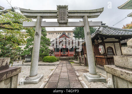 Shiokoji ward, Kyoto, Japon - Novembre 08, 2017 : de Torii, lanterne de pierre (Ishidoro), de l'eau (Chozuya Pavillon d'ablution) et la salle principale (Dai Benzai afin Banque D'Images