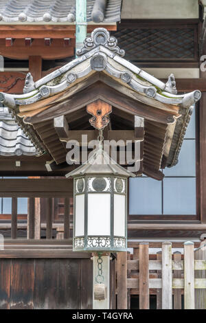 Tsuridourou (lanterne suspendue) au Sengaku-ji temple bouddhiste Zen Soto. Situé dans le district de Takanawa Minato ward, Tokyo, Japon. Banque D'Images