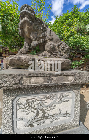 Komainu Yushima Tenmangu ou à Tenjin Yushima. Lieu de culte Shinto consacré à Tenjin. Situé dans le quartier de Ueno, Bunkyo ward, Tokyo Banque D'Images