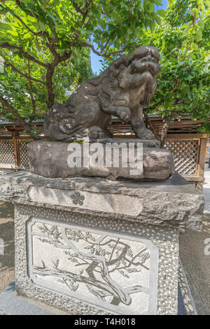 Komainu Yushima Tenmangu ou à Tenjin Yushima. Lieu de culte Shinto consacré à Tenjin. Situé dans le quartier de Ueno, Bunkyo ward, Tokyo Banque D'Images