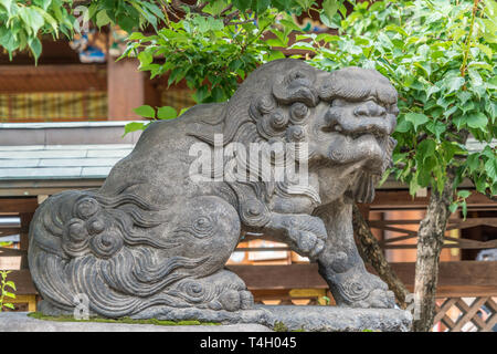 Komainu Yushima Tenmangu ou à Tenjin Yushima. Lieu de culte Shinto consacré à Tenjin. Situé dans le quartier de Ueno, Bunkyo ward, Tokyo Banque D'Images