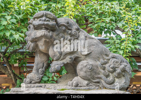 Komainu Yushima Tenmangu ou à Tenjin Yushima. Lieu de culte Shinto consacré à Tenjin. Situé dans le quartier de Ueno, Bunkyo ward, Tokyo Banque D'Images